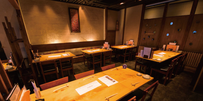 サカナキュイジーヌRYO1階活気あるダイニング